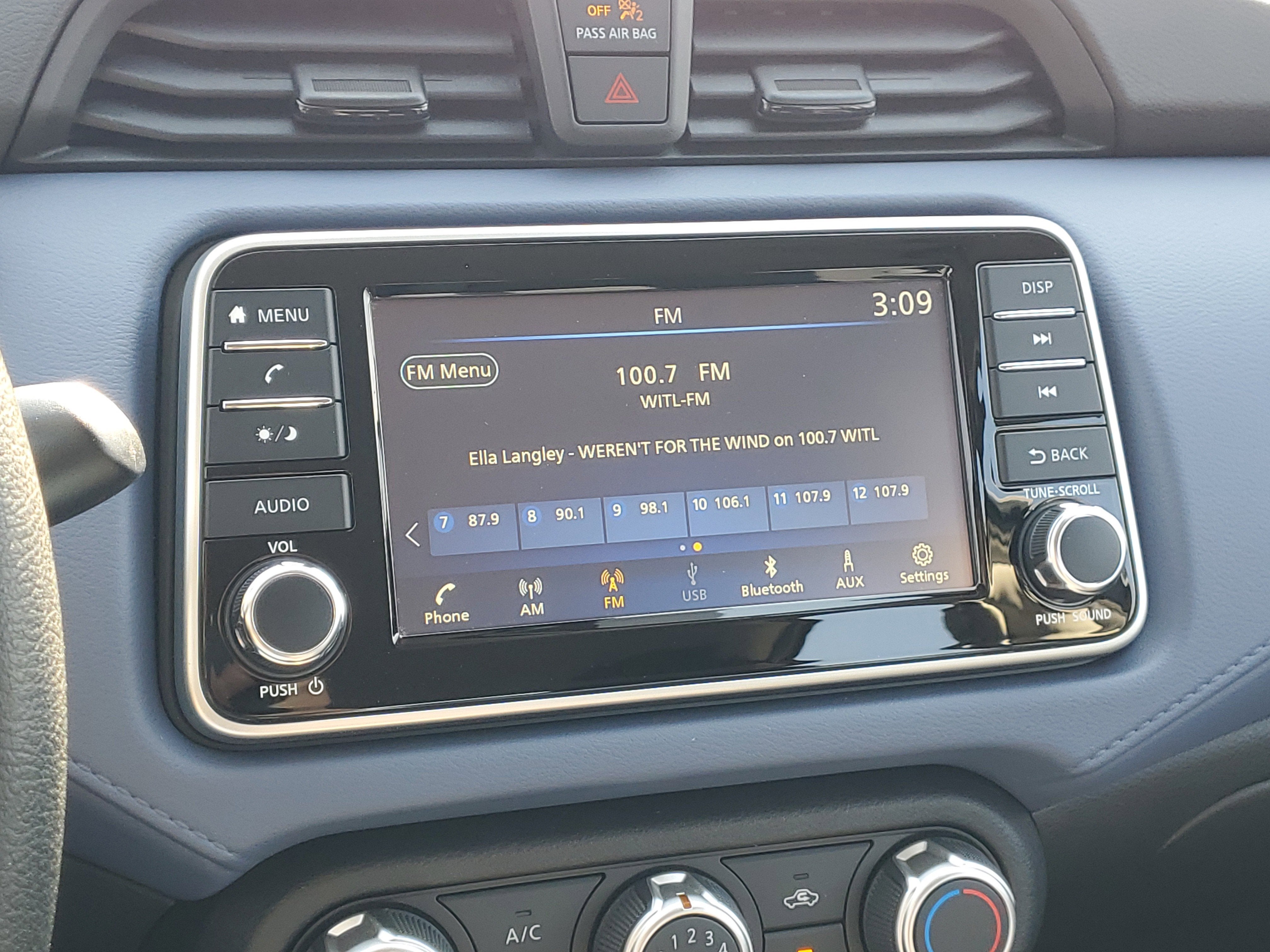 2023 Nissan Versa SV