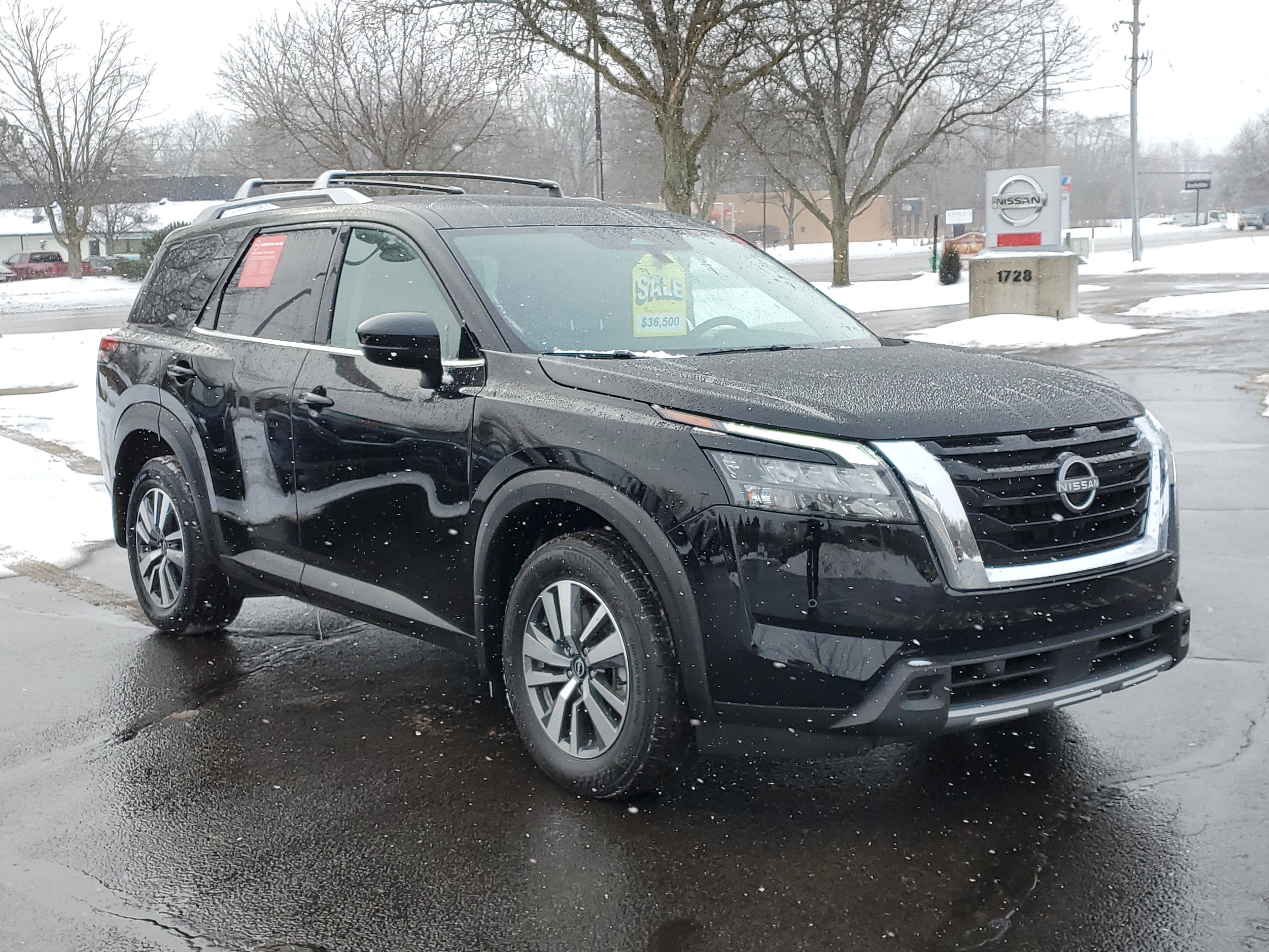 2025 Nissan Pathfinder SL