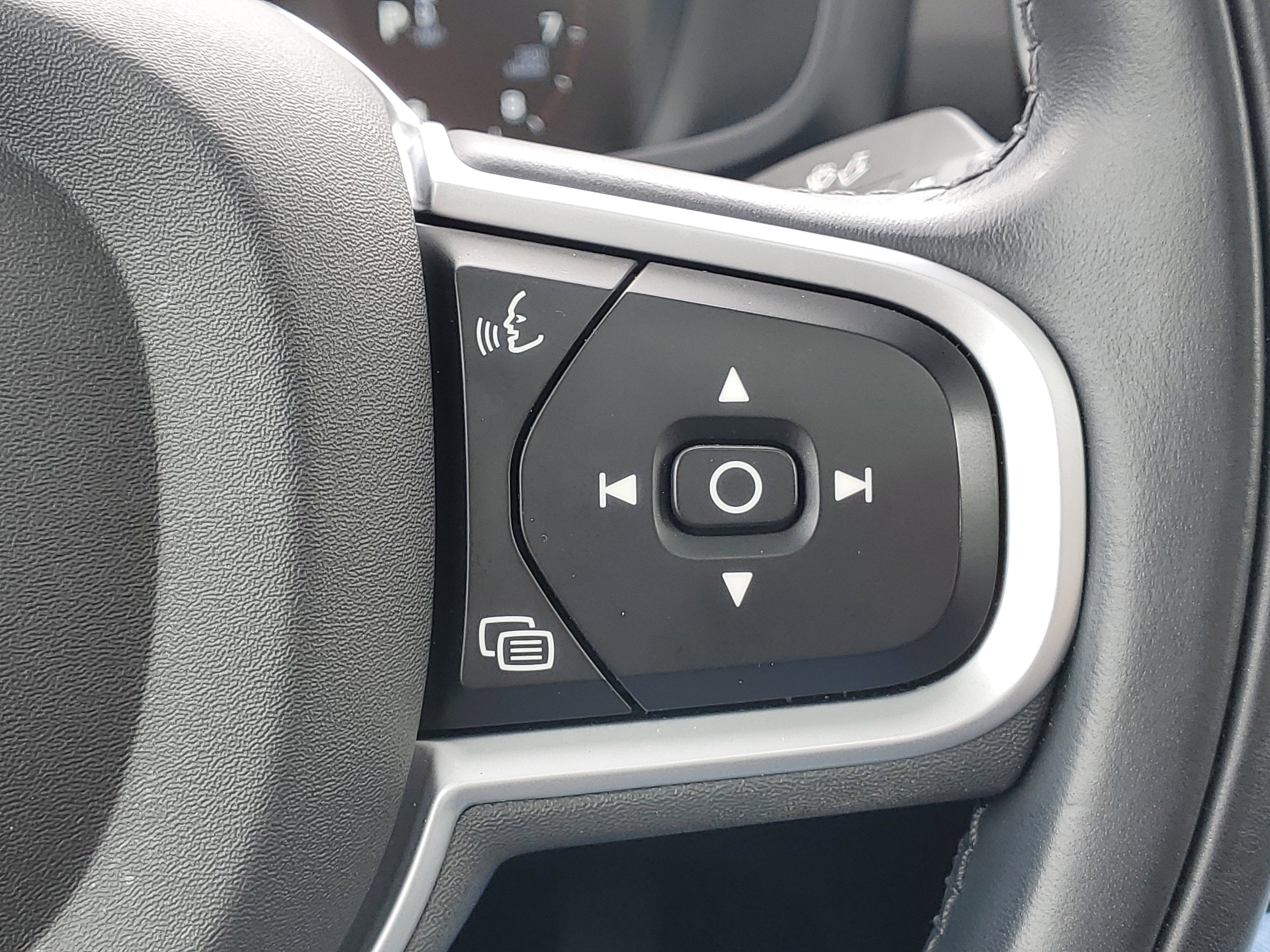 2022 Volvo S60 Momentum
